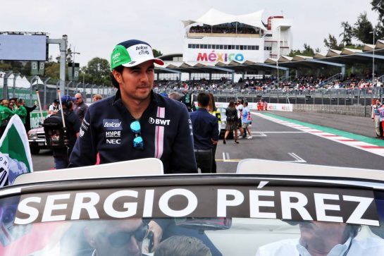 Sergio Perez (MEX) Racing Point Force India F1 Team on the drivers parade.
28.10.2018. Formula 1 World Championship, Rd 19, Mexican Grand Prix, Mexico City, Mexico, Race Day.
- www.xpbimages.com, EMail: requests@xpbimages.com - copy of publication required for printed pictures. Every used picture is fee-liable. © Copyright: Batchelor / XPB Images