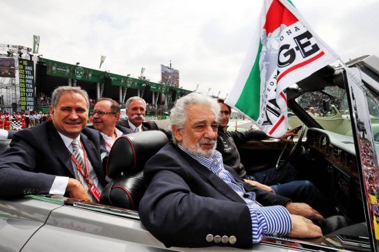 Placido Domingo (ESP) Opera Singer with egu and Chase Carey (USA) Formula One Group Chairman on the drivers parade.
28.10.2018. Formula 1 World Championship, Rd 19, Mexican Grand Prix, Mexico City, Mexico, Race Day.
- www.xpbimages.com, EMail: requests@xpbimages.com - copy of publication required for printed pictures. Every used picture is fee-liable. © Copyright: Photo4 / XPB Images