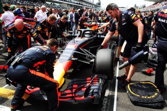 Daniel Ricciardo (AUS) Red Bull Racing RB14 on the grid.
28.10.2018. Formula 1 World Championship, Rd 19, Mexican Grand Prix, Mexico City, Mexico, Race Day.
- www.xpbimages.com, EMail: requests@xpbimages.com - copy of publication required for printed pictures. Every used picture is fee-liable. © Copyright: Photo4 / XPB Images