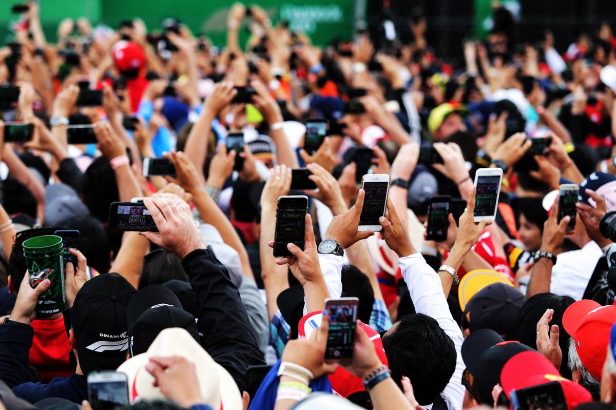 Fans at the podium. 28.10.2018