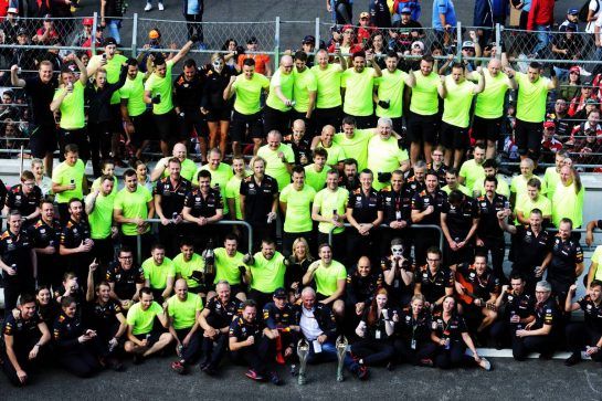Race winner Max Verstappen (NLD) Red Bull Racing celebrates with the team.
28.10.2018. Formula 1 World Championship, Rd 19, Mexican Grand Prix, Mexico City, Mexico, Race Day.
- www.xpbimages.com, EMail: requests@xpbimages.com - copy of publication required for printed pictures. Every used picture is fee-liable. © Copyright: Moy / XPB Images