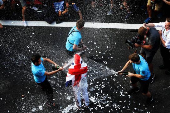 Lewis Hamilton (GBR) Mercedes AMG F1 celebrates winning the World Championship with the team.
28.10.2018. Formula 1 World Championship, Rd 19, Mexican Grand Prix, Mexico City, Mexico, Race Day.
- www.xpbimages.com, EMail: requests@xpbimages.com - copy of publication required for printed pictures. Every used picture is fee-liable. © Copyright: Moy / XPB Images