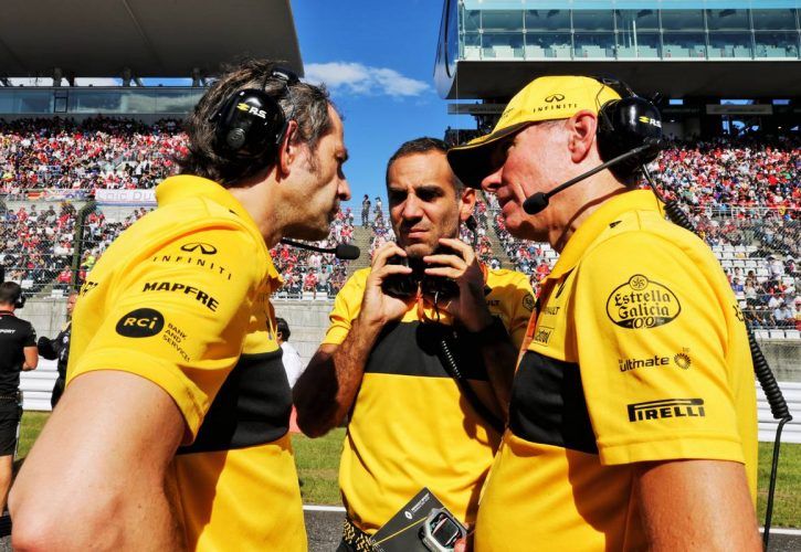 Renault seniro management discuss strategy on the grid.