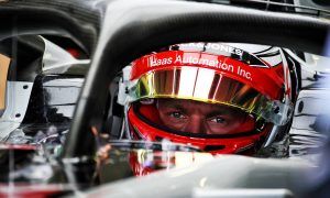 Drivers 'racing blind' due to 'useless' mirrors - Magnussen