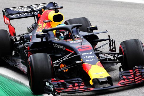 Daniel Ricciardo (AUS) Red Bull Racing RB14.
09.11.2018. Formula 1 World Championship, Rd 20, Brazilian Grand Prix, Sao Paulo, Brazil, Practice Day.
- www.xpbimages.com, EMail: requests@xpbimages.com - copy of publication required for printed pictures. Every used picture is fee-liable. © Copyright: Charniaux / XPB Images