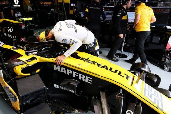 Carlos Sainz Jr (ESP) Renault Sport F1 Team RS18.
09.11.2018. Formula 1 World Championship, Rd 20, Brazilian Grand Prix, Sao Paulo, Brazil, Practice Day.
- www.xpbimages.com, EMail: requests@xpbimages.com - copy of publication required for printed pictures. Every used picture is fee-liable. © Copyright: Charniaux / XPB Images