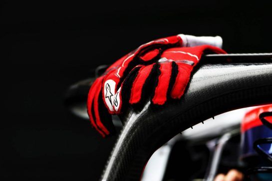 Romain Grosjean (FRA) Haas F1 Team VF-18 - Alpinestars racing glove.
10.11.2018. Formula 1 World Championship, Rd 20, Brazilian Grand Prix, Sao Paulo, Brazil, Qualifying Day.
- www.xpbimages.com, EMail: requests@xpbimages.com - copy of publication required for printed pictures. Every used picture is fee-liable. © Copyright: Moy / XPB Images