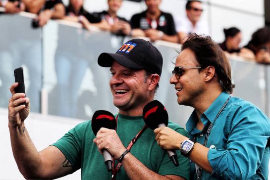 (L to R): Rubens Barrichello (BRA) and Felipe Massa (BRA) on the drivers parade.
11.11.2018. Formula 1 World Championship, Rd 20, Brazilian Grand Prix, Sao Paulo, Brazil, Race Day.
- www.xpbimages.com, EMail: requests@xpbimages.com - copy of publication required for printed pictures. Every used picture is fee-liable. © Copyright: Photo4 / XPB Images