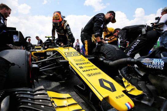 Carlos Sainz Jr (ESP) Renault Sport F1 Team RS18 on the grid.
11.11.2018. Formula 1 World Championship, Rd 20, Brazilian Grand Prix, Sao Paulo, Brazil, Race Day.
- www.xpbimages.com, EMail: requests@xpbimages.com - copy of publication required for printed pictures. Every used picture is fee-liable. © Copyright: Charniaux / XPB Images