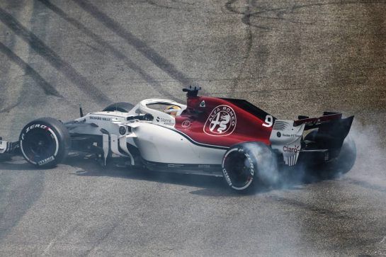 Marcus Ericsson (SWE) Sauber C37 spins.
11.11.2018. Formula 1 World Championship, Rd 20, Brazilian Grand Prix, Sao Paulo, Brazil, Race Day.
- www.xpbimages.com, EMail: requests@xpbimages.com - copy of publication required for printed pictures. Every used picture is fee-liable. © Copyright: Moy / XPB Images