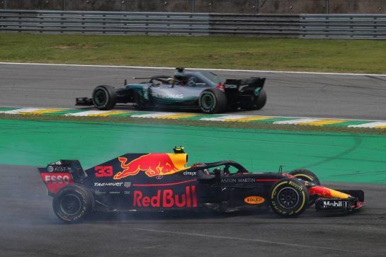 Max Verstappen (NLD) Red Bull Racing RB14 and Esteban Ocon (FRA) Racing Point Force India F1 VJM11 collide.
11.11.2018. Formula 1 World Championship, Rd 20, Brazilian Grand Prix, Sao Paulo, Brazil, Race Day.
- www.xpbimages.com, EMail: requests@xpbimages.com - copy of publication required for printed pictures. Every used picture is fee-liable. © Copyright: Photo4 / XPB Images