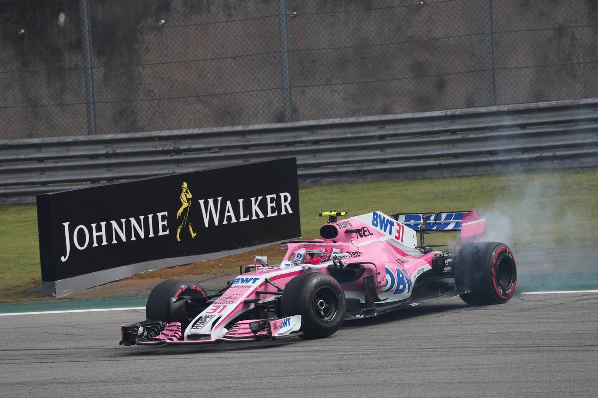 Max Verstappen (NLD) Red Bull Racing RB14 and Esteban Ocon (FRA) Racing Point Force India F1 VJM11 collide.