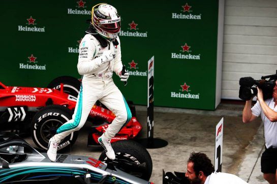 Race winner Lewis Hamilton (GBR) Mercedes AMG F1 W09 celebrates in parc ferme.
11.11.2018. Formula 1 World Championship, Rd 20, Brazilian Grand Prix, Sao Paulo, Brazil, Race Day.
- www.xpbimages.com, EMail: requests@xpbimages.com - copy of publication required for printed pictures. Every used picture is fee-liable. © Copyright: Moy / XPB Images