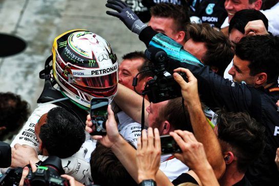 Race winner Lewis Hamilton (GBR) Mercedes AMG F1 celebrates with the team in parc ferme.
11.11.2018. Formula 1 World Championship, Rd 20, Brazilian Grand Prix, Sao Paulo, Brazil, Race Day.
- www.xpbimages.com, EMail: requests@xpbimages.com - copy of publication required for printed pictures. Every used picture is fee-liable. © Copyright: Moy / XPB Images