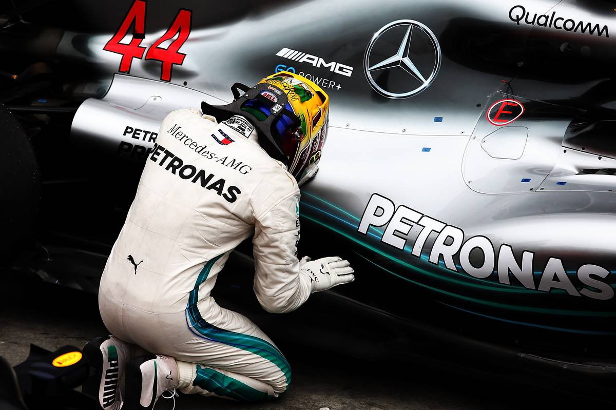Race winner Lewis Hamilton (GBR) Mercedes AMG F1 W09 celebrates in parc ferme.