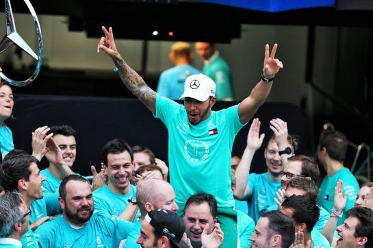 Lewis Hamilton (GBR) Mercedes AMG F1 celebrates winning the Constructors' Championship with the team.
11.11.2018. Formula 1 World Championship, Rd 20, Brazilian Grand Prix, Sao Paulo, Brazil, Race Day.
- www.xpbimages.com, EMail: requests@xpbimages.com - copy of publication required for printed pictures. Every used picture is fee-liable. © Copyright: Moy / XPB Images