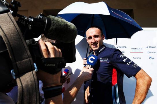 Robert Kubica (POL) Williams Reserve and Development Driver with the media.
22.11.2018. Formula 1 World Championship, Rd 21, Abu Dhabi Grand Prix, Yas Marina Circuit, Abu Dhabi, Preparation Day.
- www.xpbimages.com, EMail: requests@xpbimages.com - copy of publication required for printed pictures. Every used picture is fee-liable. © Copyright: Moy / XPB Images