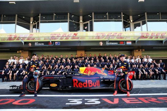 (L to R): Daniel Ricciardo (AUS) Red Bull Racing and team mate Max Verstappen (NLD) Red Bull Racing at a team photograph.
22.11.2018. Formula 1 World Championship, Rd 21, Abu Dhabi Grand Prix, Yas Marina Circuit, Abu Dhabi, Preparation Day.
- www.xpbimages.com, EMail: requests@xpbimages.com - copy of publication required for printed pictures. Every used picture is fee-liable. © Copyright: Batchelor / XPB Images