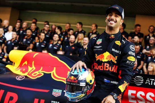 Daniel Ricciardo (AUS) Red Bull Racing at a team photograph.
22.11.2018. Formula 1 World Championship, Rd 21, Abu Dhabi Grand Prix, Yas Marina Circuit, Abu Dhabi, Preparation Day.
- www.xpbimages.com, EMail: requests@xpbimages.com - copy of publication required for printed pictures. Every used picture is fee-liable. © Copyright: Batchelor / XPB Images