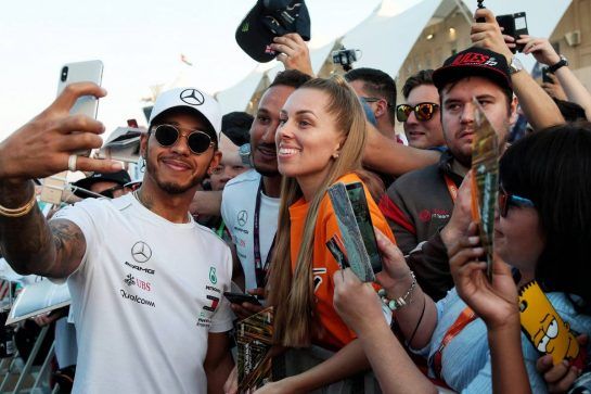 Lewis Hamilton (GBR) Mercedes AMG F1 with fans.
22.11.2018. Formula 1 World Championship, Rd 21, Abu Dhabi Grand Prix, Yas Marina Circuit, Abu Dhabi, Preparation Day.
- www.xpbimages.com, EMail: requests@xpbimages.com - copy of publication required for printed pictures. Every used picture is fee-liable. © Copyright: Photo4 / XPB Images