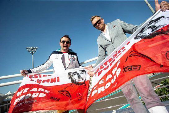 Fans of Robert Kubica (POL) Williams Reserve and Development Driver.
23.11.2018. Formula 1 World Championship, Rd 21, Abu Dhabi Grand Prix, Yas Marina Circuit, Abu Dhabi, Practice Day.
- www.xpbimages.com, EMail: requests@xpbimages.com - copy of publication required for printed pictures. Every used picture is fee-liable. © Copyright: Bearne / XPB Images