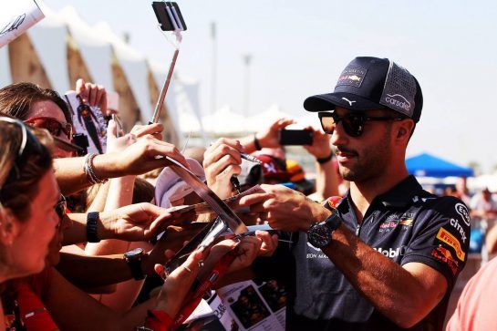 Daniel Ricciardo (AUS) Red Bull Racing signs autographs for the fans.
23.11.2018. Formula 1 World Championship, Rd 21, Abu Dhabi Grand Prix, Yas Marina Circuit, Abu Dhabi, Practice Day.
- www.xpbimages.com, EMail: requests@xpbimages.com - copy of publication required for printed pictures. Every used picture is fee-liable. © Copyright: Photo4 / XPB Images