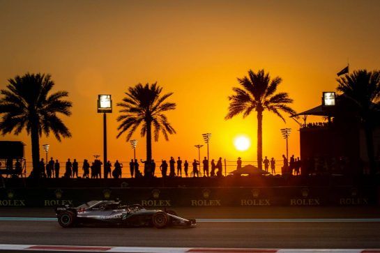 Lewis Hamilton (GBR) Mercedes AMG F1 W09.
23.11.2018. Formula 1 World Championship, Rd 21, Abu Dhabi Grand Prix, Yas Marina Circuit, Abu Dhabi, Practice Day.
- www.xpbimages.com, EMail: requests@xpbimages.com - copy of publication required for printed pictures. Every used picture is fee-liable. © Copyright: Bearne / XPB Images