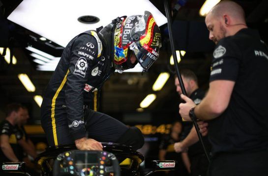 Carlos Sainz Jr (ESP) Renault F1 Team
24.11.2018. Formula 1 World Championship, Rd 21, Abu Dhabi Grand Prix, Yas Marina Circuit, Abu Dhabi, Qualifying Day.
- www.xpbimages.com, EMail: requests@xpbimages.com - copy of publication required for printed pictures. Every used picture is fee-liable. © Copyright: Charniaux / XPB Images