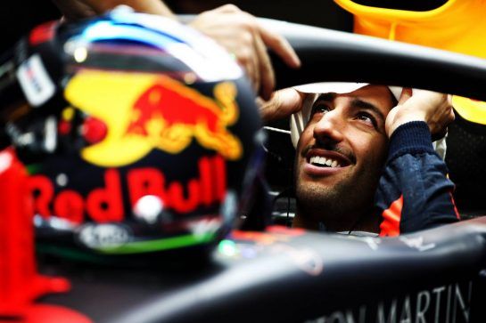 Daniel Ricciardo (AUS) Red Bull Racing RB14.
24.11.2018. Formula 1 World Championship, Rd 21, Abu Dhabi Grand Prix, Yas Marina Circuit, Abu Dhabi, Qualifying Day.
- www.xpbimages.com, EMail: requests@xpbimages.com - copy of publication required for printed pictures. Every used picture is fee-liable. © Copyright: Batchelor / XPB Images