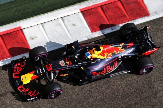 Daniel Ricciardo (AUS) Red Bull Racing RB14.
24.11.2018. Formula 1 World Championship, Rd 21, Abu Dhabi Grand Prix, Yas Marina Circuit, Abu Dhabi, Qualifying Day.
- www.xpbimages.com, EMail: requests@xpbimages.com - copy of publication required for printed pictures. Every used picture is fee-liable. © Copyright: Moy / XPB Images