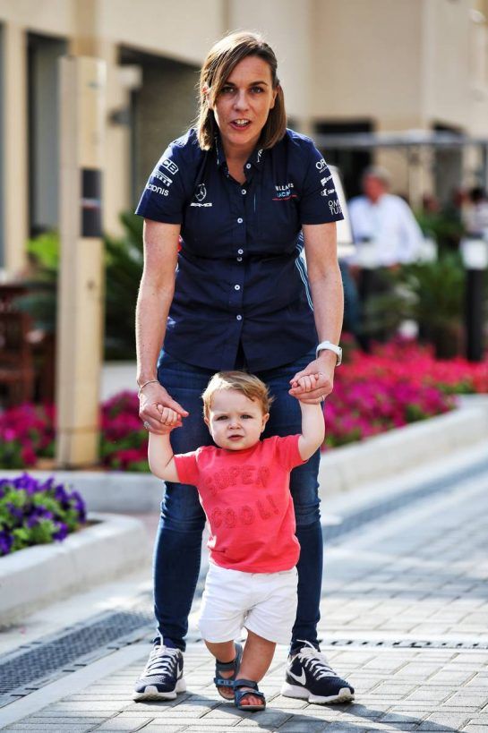 Claire Williams (GBR) Williams Deputy Team Principal with her son Nate.
24.11.2018. Formula 1 World Championship, Rd 21, Abu Dhabi Grand Prix, Yas Marina Circuit, Abu Dhabi, Qualifying Day.
- www.xpbimages.com, EMail: requests@xpbimages.com - copy of publication required for printed pictures. Every used picture is fee-liable. © Copyright: Batchelor / XPB Images