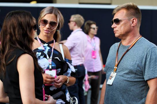 Mika Salo (FIN) (Right).
24.11.2018. Formula 1 World Championship, Rd 21, Abu Dhabi Grand Prix, Yas Marina Circuit, Abu Dhabi, Qualifying Day.
- www.xpbimages.com, EMail: requests@xpbimages.com - copy of publication required for printed pictures. Every used picture is fee-liable. © Copyright: Batchelor / XPB Images