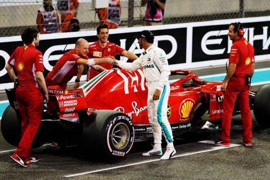 Lewis Hamilton (GBR) Mercedes AMG F1 celebrates his pole position in qualifying parc ferme with members of the Ferrari team.
24.11.2018. Formula 1 World Championship, Rd 21, Abu Dhabi Grand Prix, Yas Marina Circuit, Abu Dhabi, Qualifying Day.
- www.xpbimages.com, EMail: requests@xpbimages.com - copy of publication required for printed pictures. Every used picture is fee-liable. © Copyright: Photo4 / XPB Images