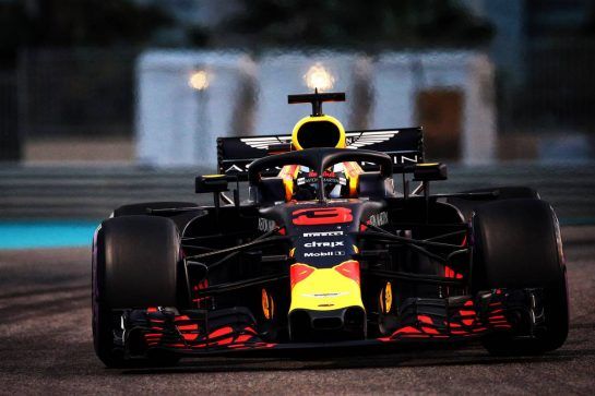 Daniel Ricciardo (AUS) Red Bull Racing RB14.
24.11.2018. Formula 1 World Championship, Rd 21, Abu Dhabi Grand Prix, Yas Marina Circuit, Abu Dhabi, Qualifying Day.
- www.xpbimages.com, EMail: requests@xpbimages.com - copy of publication required for printed pictures. Every used picture is fee-liable. © Copyright: Photo4 / XPB Images
