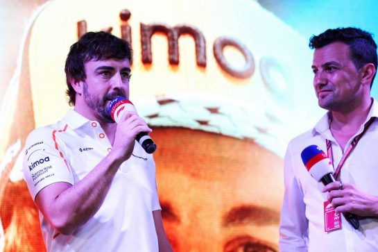 (L to R): Fernando Alonso (ESP) McLaren with Will Buxton (GBR) F1 Digital Presenter
24.11.2018. Formula 1 World Championship, Rd 21, Abu Dhabi Grand Prix, Yas Marina Circuit, Abu Dhabi, Qualifying Day.
- www.xpbimages.com, EMail: requests@xpbimages.com - copy of publication required for printed pictures. Every used picture is fee-liable. © Copyright: Batchelor / XPB Images