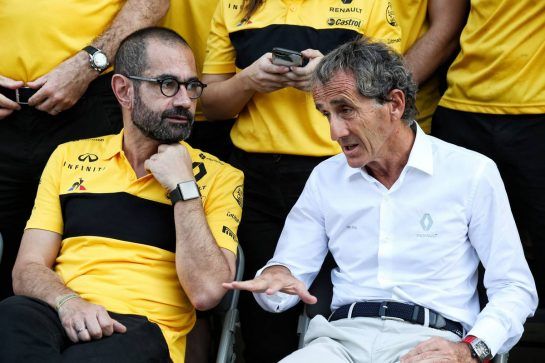 (L to R): Thierry Koskas, Renault Executive Vice President of Sales and Marketing and Alain Prost (FRA) Renault Sport F1 Team Special Advisor at a team photograph.
25.11.2018. Formula 1 World Championship, Rd 21, Abu Dhabi Grand Prix, Yas Marina Circuit, Abu Dhabi, Race Day.
- www.xpbimages.com, EMail: requests@xpbimages.com - copy of publication required for printed pictures. Every used picture is fee-liable. © Copyright: Batchelor / XPB Images