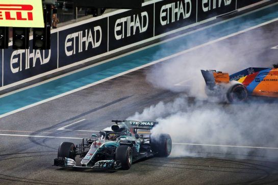 Race winner Lewis Hamilton (GBR) Mercedes AMG F1 W09 and Fernando Alonso (ESP) McLaren MCL33 perform doughnuts at the end of the race.
25.11.2018. Formula 1 World Championship, Rd 21, Abu Dhabi Grand Prix, Yas Marina Circuit, Abu Dhabi, Race Day.
- www.xpbimages.com, EMail: requests@xpbimages.com - copy of publication required for printed pictures. Every used picture is fee-liable. © Copyright: Moy / XPB Images