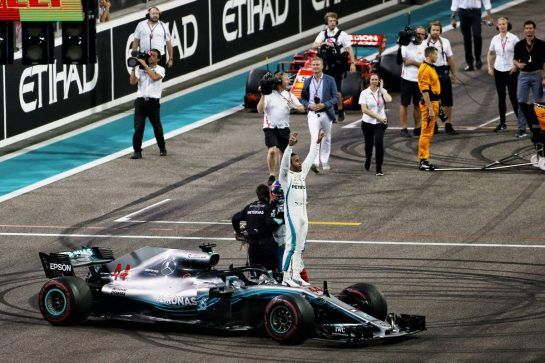 Race winner Lewis Hamilton (GBR) Mercedes AMG F1 W09 celebrates at the end of the race.
25.11.2018. Formula 1 World Championship, Rd 21, Abu Dhabi Grand Prix, Yas Marina Circuit, Abu Dhabi, Race Day.
- www.xpbimages.com, EMail: requests@xpbimages.com - copy of publication required for printed pictures. Every used picture is fee-liable. © Copyright: Moy / XPB Images
