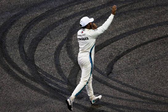Race winner Lewis Hamilton (GBR) Mercedes AMG F1 celebrates at the end of the race.
25.11.2018. Formula 1 World Championship, Rd 21, Abu Dhabi Grand Prix, Yas Marina Circuit, Abu Dhabi, Race Day.
- www.xpbimages.com, EMail: requests@xpbimages.com - copy of publication required for printed pictures. Every used picture is fee-liable. © Copyright: Moy / XPB Images