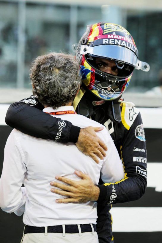 Carlos Sainz Jr (ESP) Renault Sport F1 Team with Alain Prost (FRA) Renault Sport F1 Team Special Advisor on the grid.
25.11.2018. Formula 1 World Championship, Rd 21, Abu Dhabi Grand Prix, Yas Marina Circuit, Abu Dhabi, Race Day.
- www.xpbimages.com, EMail: requests@xpbimages.com - copy of publication required for printed pictures. Every used picture is fee-liable. © Copyright: Moy / XPB Images