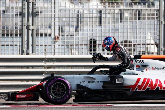 Pietro Fittipaldi (BRA) Haas VF-18 Test Driver stops on the circuit.
27.11.2018. Formula 1 Testing, Yas Marina Circuit, Abu Dhabi, Wednesday.
- www.xpbimages.com, EMail: requests@xpbimages.com - copy of publication required for printed pictures. Every used picture is fee-liable. © Copyright: Moy / XPB Images