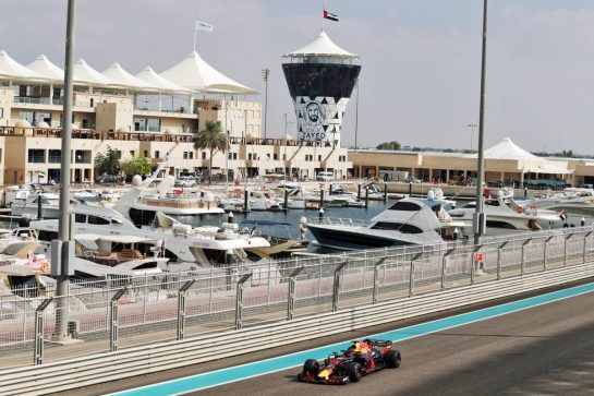 Max Verstappen (NLD) Red Bull Racing RB14.
27.11.2018. Formula 1 Testing, Yas Marina Circuit, Abu Dhabi, Wednesday.
- www.xpbimages.com, EMail: requests@xpbimages.com - copy of publication required for printed pictures. Every used picture is fee-liable. © Copyright: Moy / XPB Images