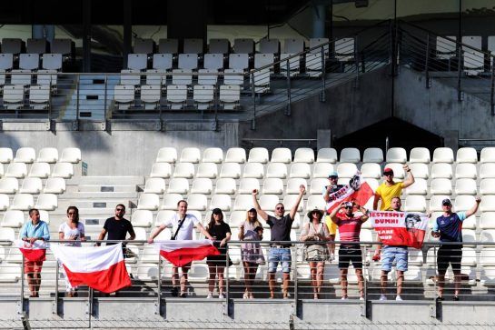 Robert Kubica (POL) Williams fans in the grandstand.
27.11.2018. Formula 1 Testing, Yas Marina Circuit, Abu Dhabi, Wednesday.
- www.xpbimages.com, EMail: requests@xpbimages.com - copy of publication required for printed pictures. Every used picture is fee-liable. © Copyright: Moy / XPB Images