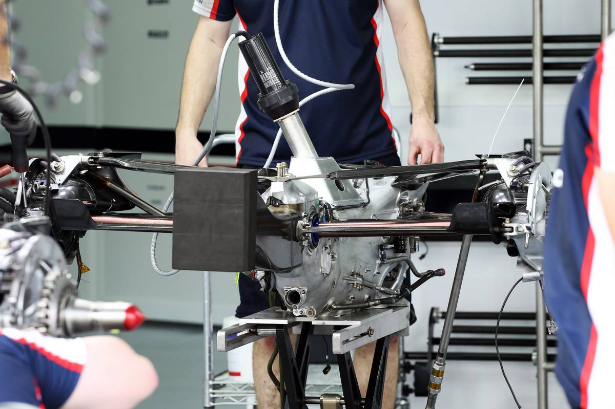 Williams FW35 gearbox and rear suspension.