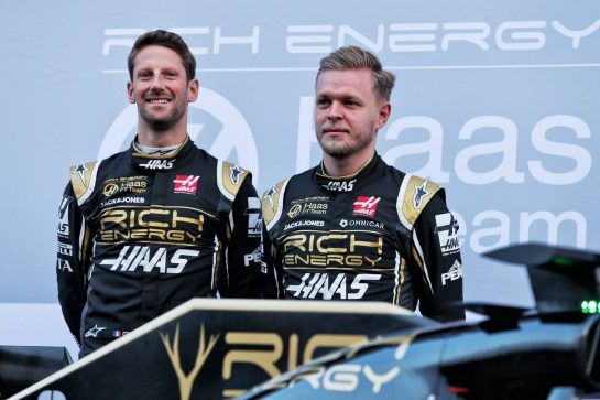 (L to R): Romain Grosjean (FRA) Haas F1 Team with team mate Kevin Magnussen (DEN) Haas F1 Team.
18.02.2019. Formula One Testing, Day One, Barcelona, Spain. Monday.
- www.xpbimages.com, EMail: requests@xpbimages.com - copy of publication required for printed pictures. Every used picture is fee-liable. © Copyright: Moy / XPB Images