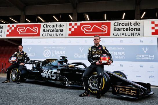 (L to R): Romain Grosjean (FRA) Haas F1 Team and Kevin Magnussen (DEN) Haas F1 Team with the Haas VF-19.
18.02.2019. Formula One Testing, Day One, Barcelona, Spain. Monday.
- www.xpbimages.com, EMail: requests@xpbimages.com - copy of publication required for printed pictures. Every used picture is fee-liable. © Copyright: Moy / XPB Images