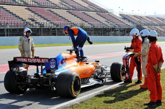 Carlos Sainz Jr (ESP) McLaren MCL34 stops at the end of the pit lane.
18.02.2019. Formula One Testing, Day One, Barcelona, Spain. Monday.
- www.xpbimages.com, EMail: requests@xpbimages.com - copy of publication required for printed pictures. Every used picture is fee-liable. © Copyright: Charniaux / XPB Images