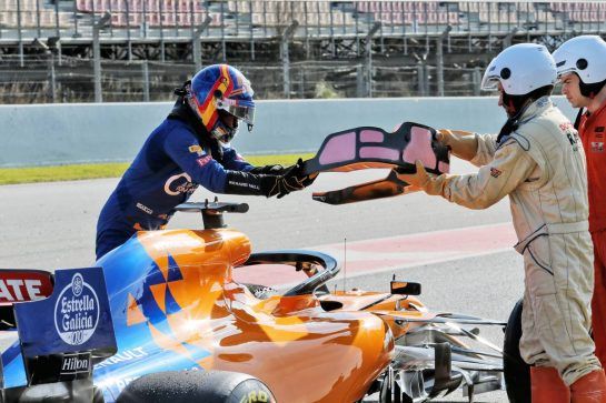 Carlos Sainz Jr (ESP) McLaren MCL34 stops at the end of the pit lane.
18.02.2019. Formula One Testing, Day One, Barcelona, Spain. Monday.
- www.xpbimages.com, EMail: requests@xpbimages.com - copy of publication required for printed pictures. Every used picture is fee-liable. © Copyright: Charniaux / XPB Images