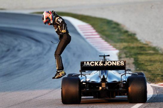 Romain Grosjean (FRA) Haas F1 Team VF-19 stopped on the circuit.
20.02.2019. Formula One Testing, Day Three, Barcelona, Spain. Wednesday.
- www.xpbimages.com, EMail: requests@xpbimages.com - copy of publication required for printed pictures. Every used picture is fee-liable. © Copyright: Moy / XPB Images