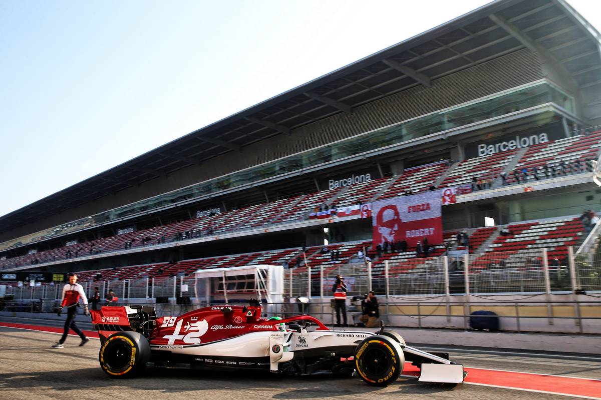 Antonio Giovinazzi (ITA) Alfa Romeo Racing C38 leaves the pits.